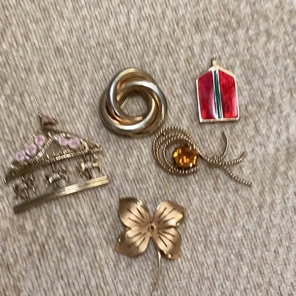 🌺Fabulous Lot of 5 Assorted Brooches Great Value So Fun to Wear 🌺 - Picture 2 of 5